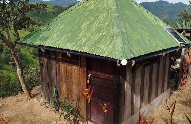 Sustainable Living: Solar Eco-Retreat in Paradise, and Pet-Friendly!