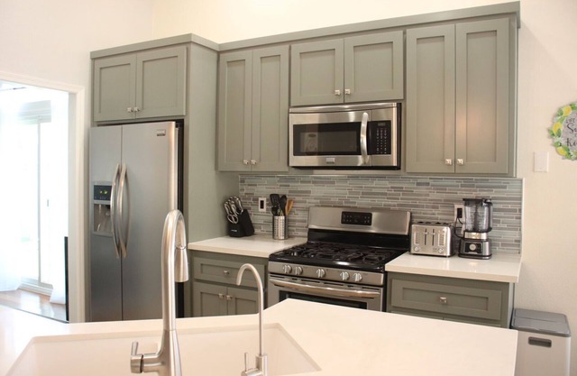 SVS: 4 Bedroom Henderson Home with Pool Table & Mini Golf