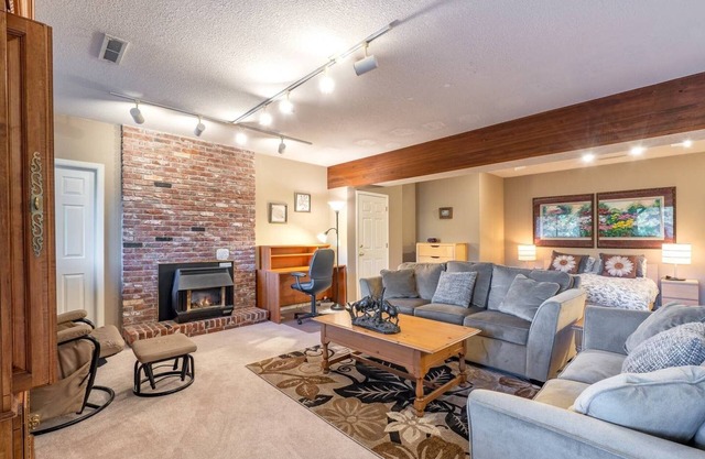 SW Quiet Neighborhood with Territorial View. 10 min to town. Sleeps up to 8