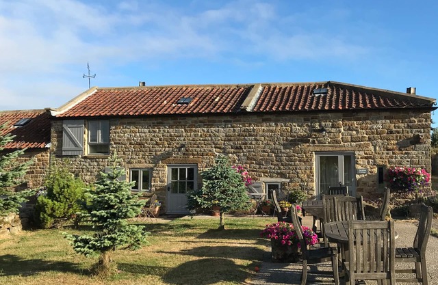 SWALLOW COTTAGE, pet friendly, with open fire in Staintondale