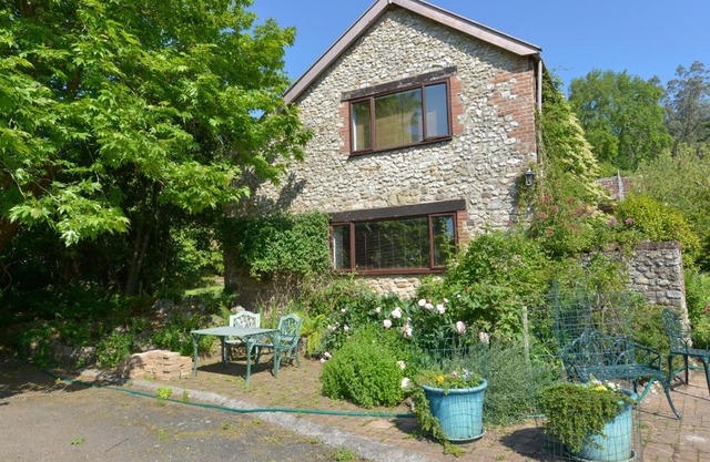 Swallows Nest at Magnolia Lake