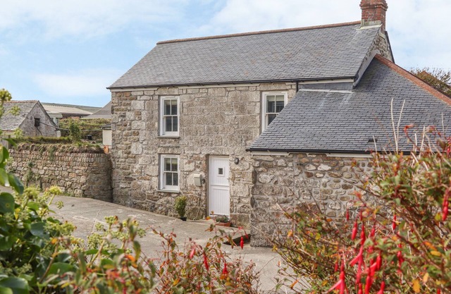 SWALLOWS NEST, pet friendly, character holiday cottage in Morvah