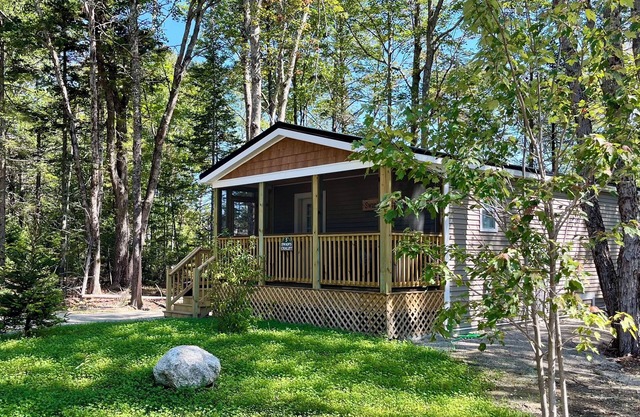 Swans Chalet -Tranquil forest cottage near Acadia!