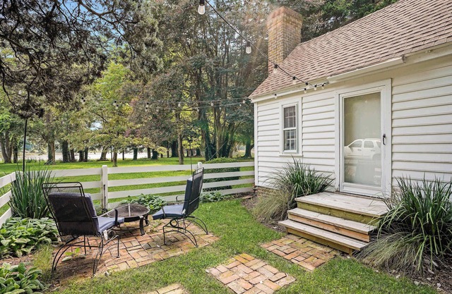 Sweet 1BDR Farm Cottage w/Fire Pit + Creek View