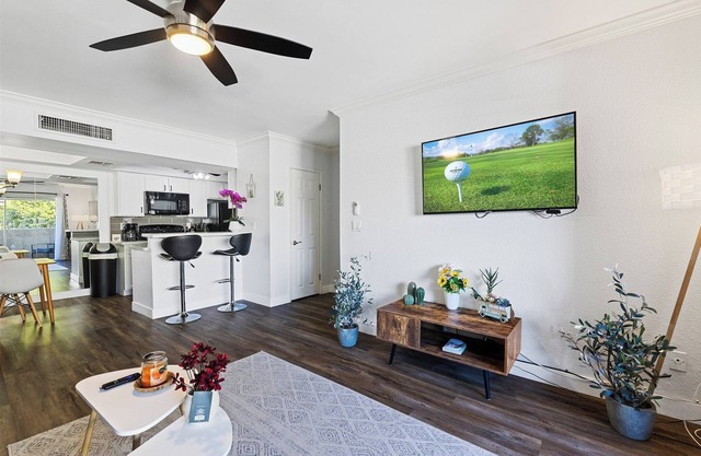 Sweet 2nd Floor Condo in FANTASTIC location SUPER close to SOOOOO much!