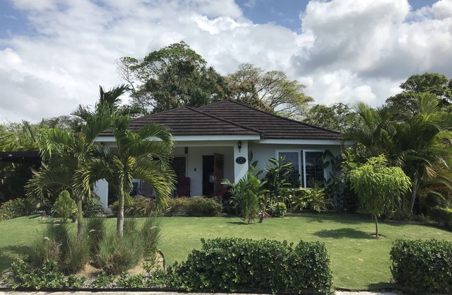 Sweet Oasis - gated with 24/hr security/swimming pool/free access to beach