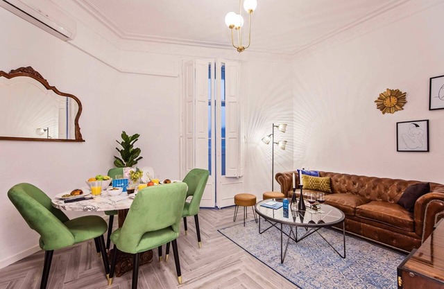 Sweett | Urgell - Three Bedroom Apartment, Sleeps 8