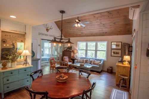 Sweetwater Cottage - Private Cottage Tucked in the Woods - WJ & Boone - River Access