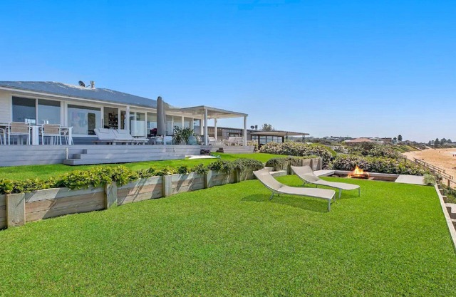 SWELL - JUST FOOTSTEPS TO THE BEACH