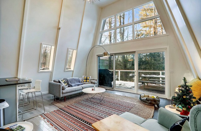 Sylvan Park: 3 br A-frame w/deck near Village!