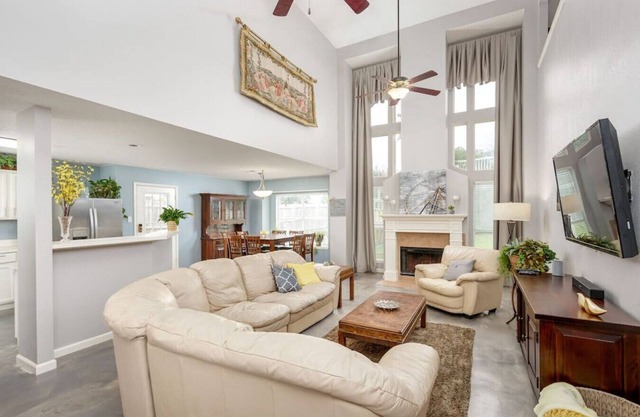 Symphony Home near Fort Worth Stockyards, AT&T by HomeStayPros