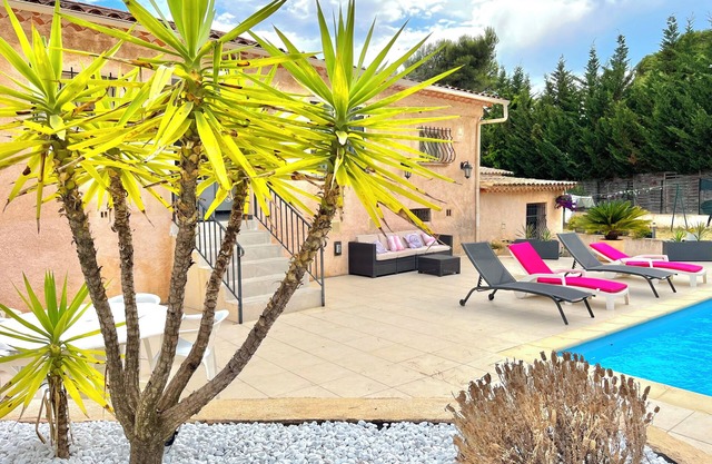 T2 apartment in condominium (Villa) with pool access