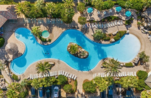 Tahitian Turtle | 3 Kings + Queen + 2 Sleepers | Lagoon Pool | Walk to Beach | Pet Friendly!