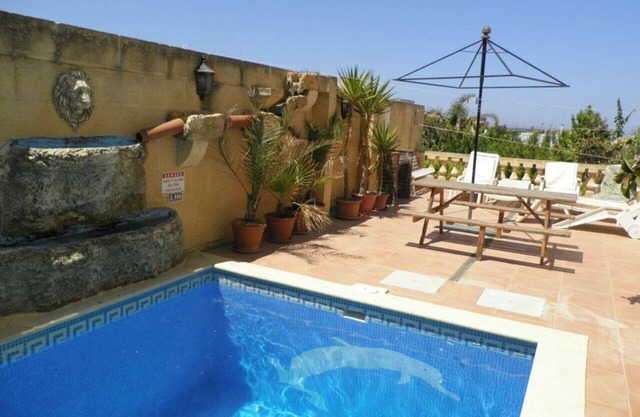 Tal-Bir Farmhouse Sleeps 16. Free WiFi