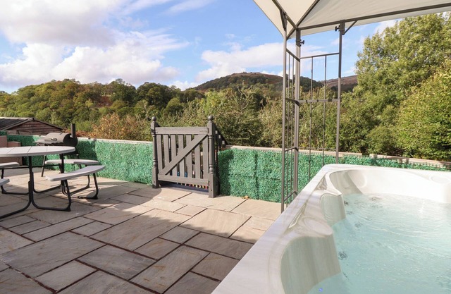 TALGAIS, pet friendly, with hot tub in Llangollen