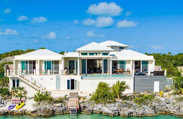 TC Villas -Caicos Cays -Modern Villa w. Infinity Pool, Dock, Kayaks & Hot Tub