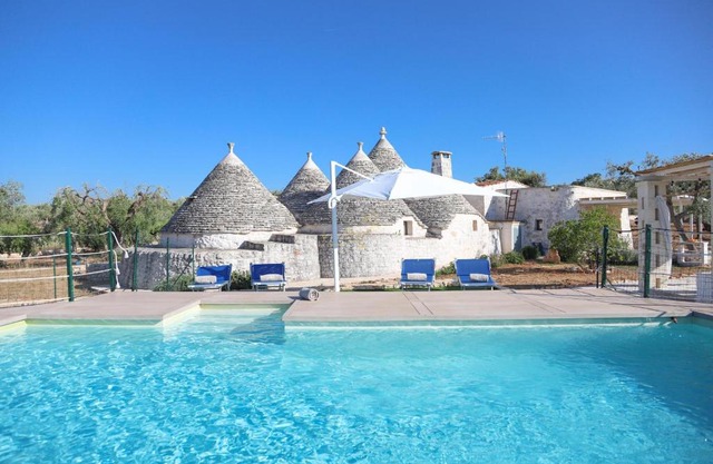 TD Trulli Albapetra Pool & Olive Trees