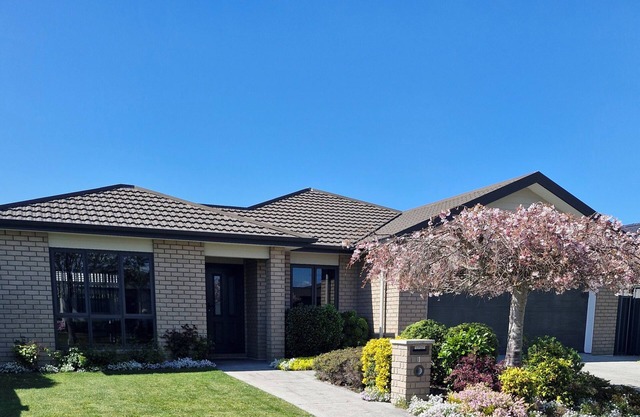 Te Awa Retreat Napier. Spacious family home close to Napier Boys High. nnnnn