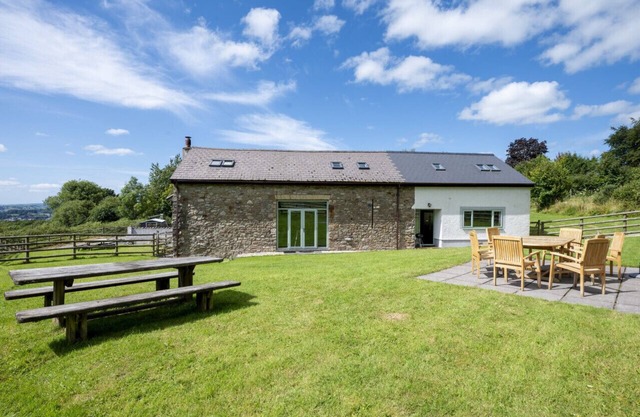 Teilo Barn - 4 Bedrooms