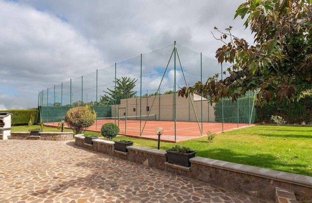 TENNIS HOUSE 1: chalet with a tennis court