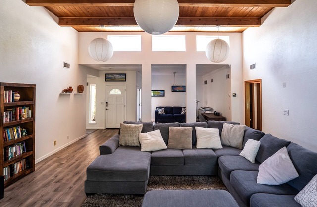 Terrific 4-bedroom House in Albuquerque in Gated Community!