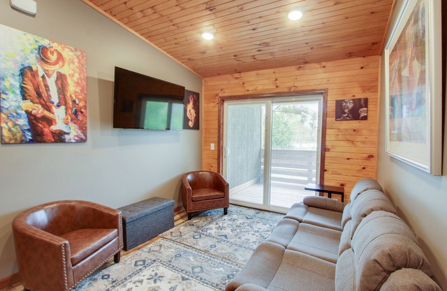 The 4th Overlook Seeps 4, In-between Crystal Mountain and Traverse City! WI-FI
