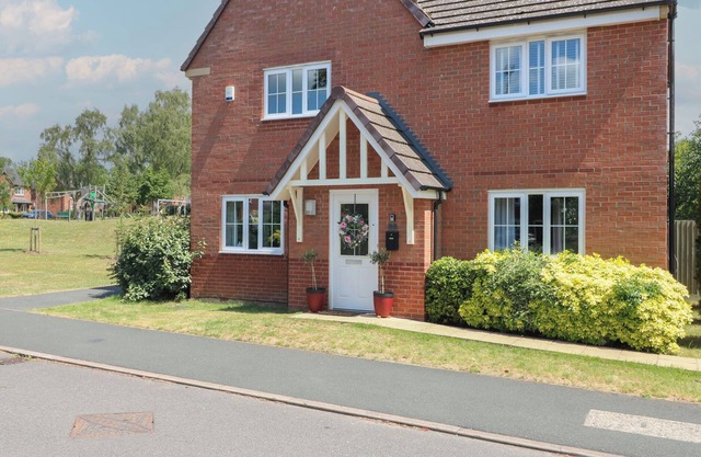 THE ACTIVE RECOVERY RETREAT, pet friendly, with a garden in Stone