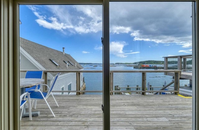 The American Eagle - Inn on the Harbor