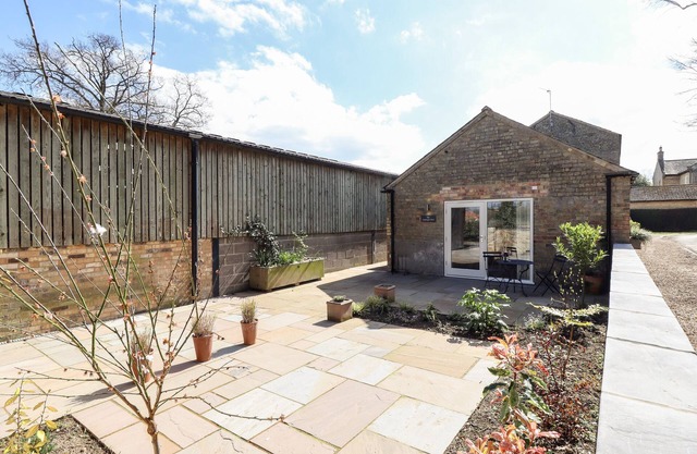 THE ASPARAGUS SHED, pet friendly, with a garden in Heckington