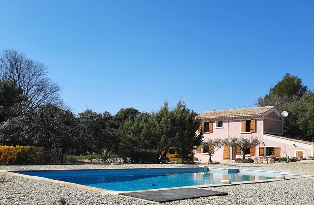 the Aubignan pink barn