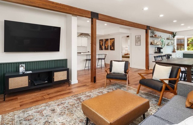 The Ballarat House ~ Hot Tub ~ Downtown~ Fire Pit