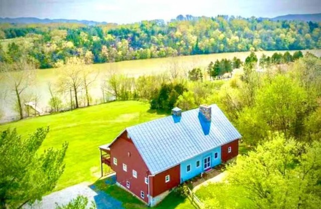 The Barn at Evermore: riverfront retreat w/hot tub