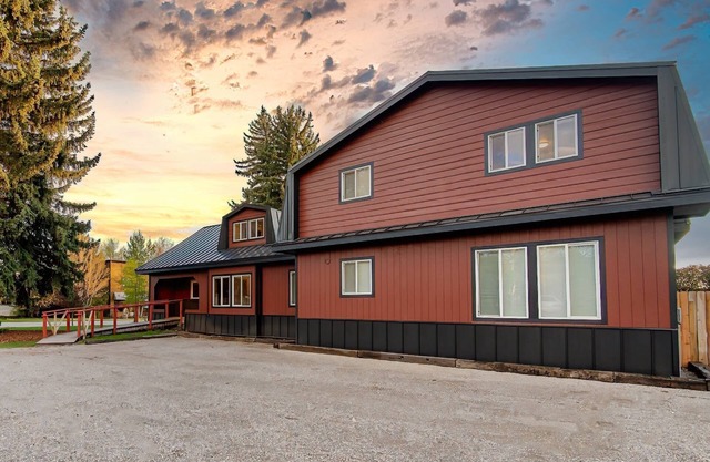 The Barn Driggs – Huge, Newly Renovated Retreat