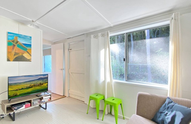 The Barracks Arcadia 2 - Renovated unit steeped in classic Australian history, near Alma Bay