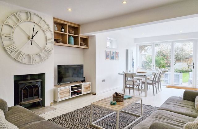 The Beach House - Wittering - a bungalow that sleeps 6 guests in 3 bedrooms