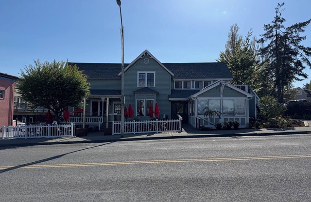 The Bee Hive - Heart of Friday Harbor - 2BR Condo, WiFi, AC, Walk to Everything!