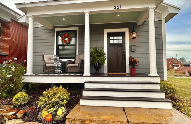 The Black Magnolia - downtown with a charming patio to enjoy