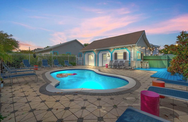 The Blue Octopus-Free GolfCart Til March-Pool Heat