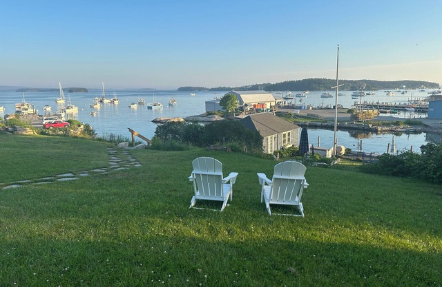 The Boathouse: cozy cottage at harbor's edge - walk to downtown Stonington