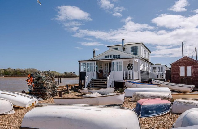 The Boathouse in Felixstowe Ferry - Stunning Waterfront Property