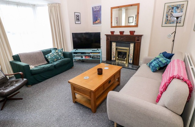 THE BOOKSHELF, pet friendly, character holiday cottage in Mumbles