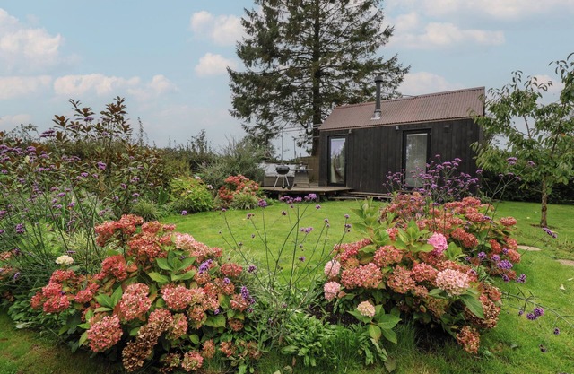 THE BOTHY, pet friendly, with open fire in Mere