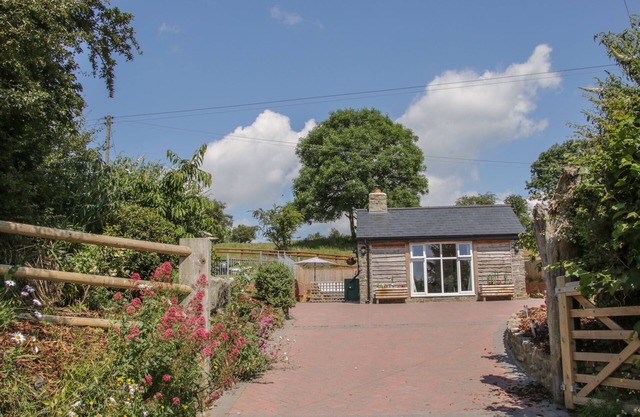 THE BOUNDARY ANNEX, pet friendly, with hot tub in Bishop's Castle