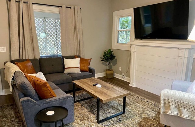 The Bowman House. King Bed