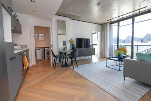 The Bridgewater Collection 409-Luxury 2 bed Modern Apartment at Century City