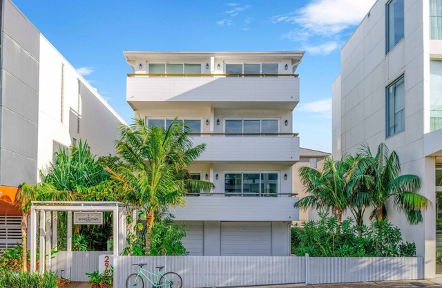 The Bungalows Queen 3