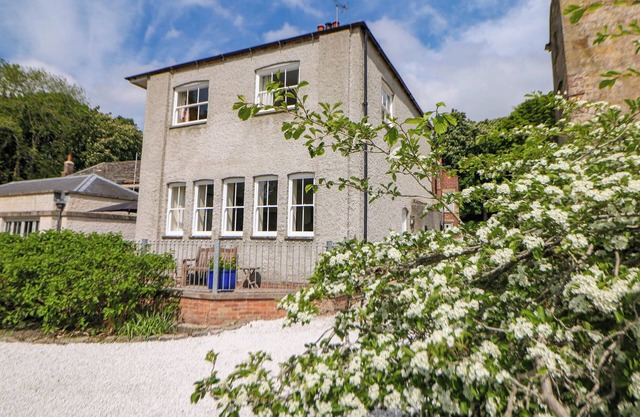 THE CARD HOUSE, family friendly, character holiday cottage in Hopton