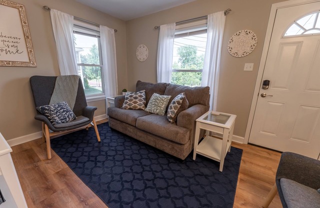 The Cardinal Nest A Cozy Cottage on Historic Main Street; Pet Friendly