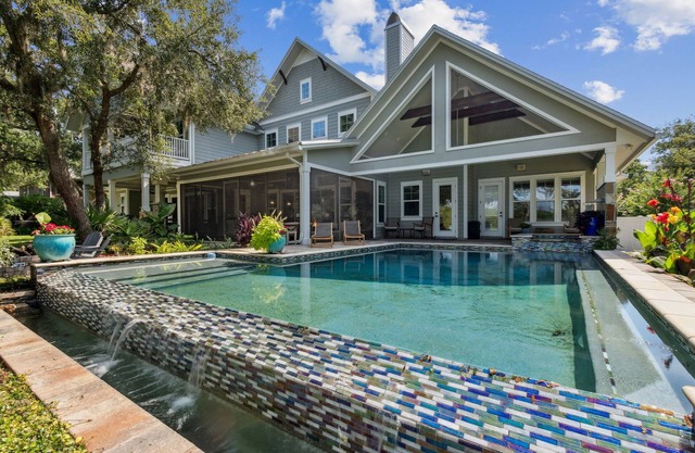 The Castle: Riverfront, Pool, hot tub, Full outdoor kitchen, deep water doc, gas fire pit & more!