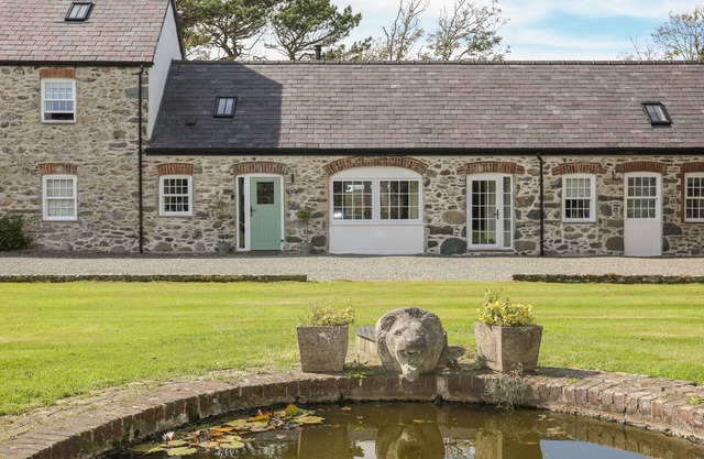 THE COACH HOUSE, pet friendly, character holiday cottage in Rhosneigr